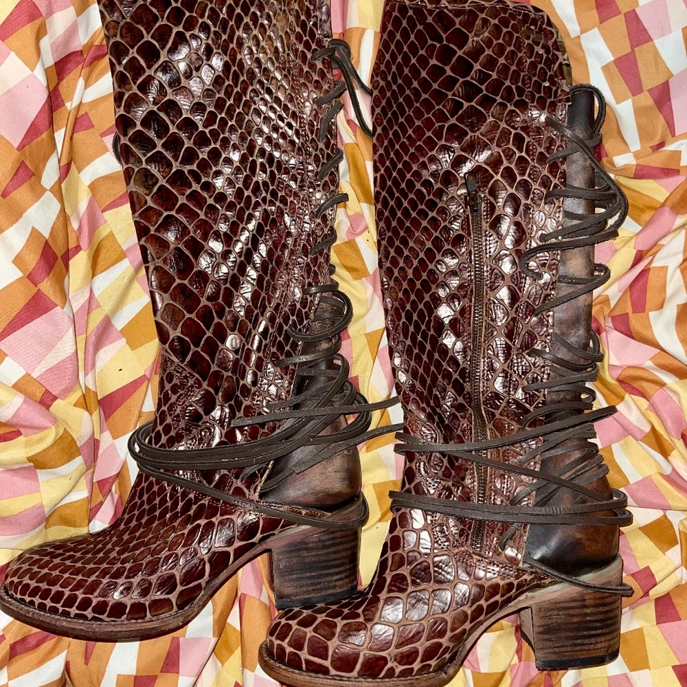 (LOWEST $) NEW NEVER WORN DEAD STOCK AUTH. FREEBIRD COGNAC CROC COAL BOOTS! 🥵 8